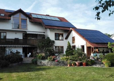 Beispielreferenz Eigenheim und Garage Solarmodule