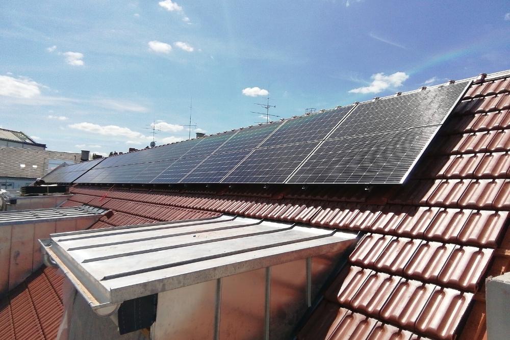 Beispiel Photovoltaikanlage mit hoher Dachschräge