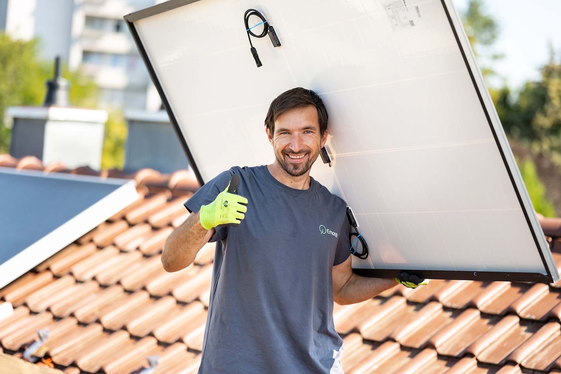 Dachmonteur mit Photovoltaikmodul